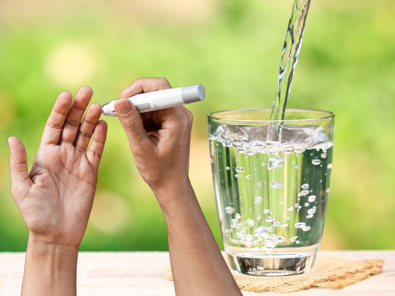 Cách bổ sung nước lọc để ngăn đường huyết tăng vọt. Đồ họa: Hạ Mây