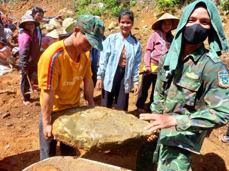 Phụ huynh, giáo viên miền núi cùng góp sức xây trường trên non Quảng Nam. Ảnh Hoàng Bin