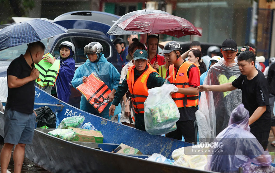 Hỗ trợ nhu yếu phẩm đến người dân vùng lũ Yên Bái. Ảnh: Bảo Nguyên