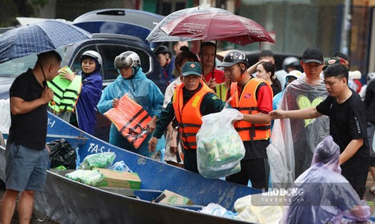 Hỗ trợ nhu yếu phẩm đến người dân vùng lũ Yên Bái. Ảnh: Bảo Nguyên