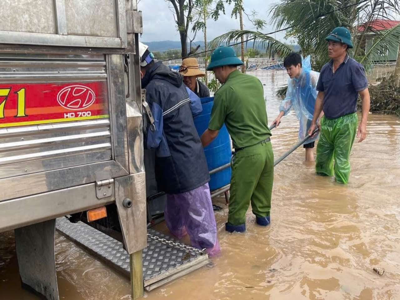 Công an tỉnh Hải Dương giúp người dân ứng phó mưa lũ. Ảnh: Công an Hải Dương