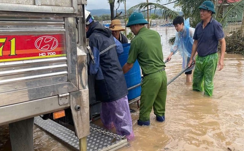 Công an tỉnh Hải Dương giúp người dân ứng phó mưa lũ. Ảnh: Công an Hải Dương