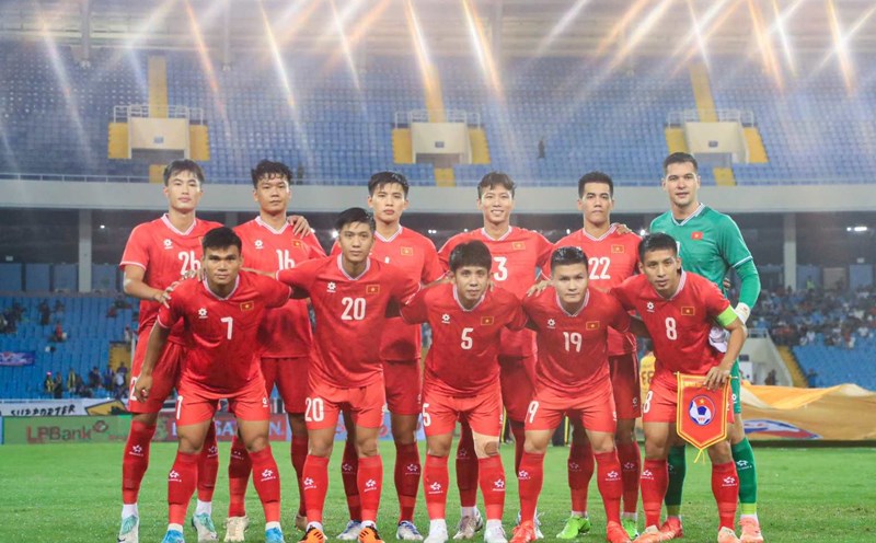 Đội tuyển Việt Nam và VFF ủng hộ 400 triệu đồng cho đồng bào chịu ảnh hưởng của thiên tai. Ảnh: Minh Dân