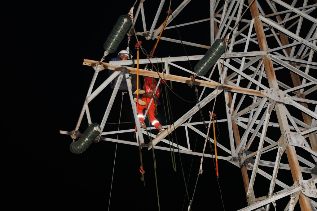 Điện lực Quảng Ninh đang huy động khoảng 1.000 người tham gia khắc phục hậu quả do bão số 3 gây ra. Ảnh: Công ty Điện lực Quảng Ninh