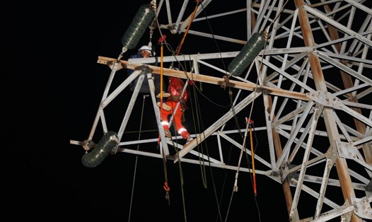 Điện lực Quảng Ninh đang huy động khoảng 1.000 người tham gia khắc phục hậu quả do bão số 3 gây ra. Ảnh: Công ty Điện lực Quảng Ninh