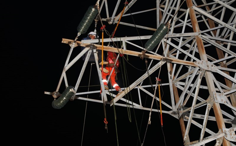 Điện lực Quảng Ninh đang huy động khoảng 1.000 người tham gia khắc phục hậu quả do bão số 3 gây ra. Ảnh: Công ty Điện lực Quảng Ninh