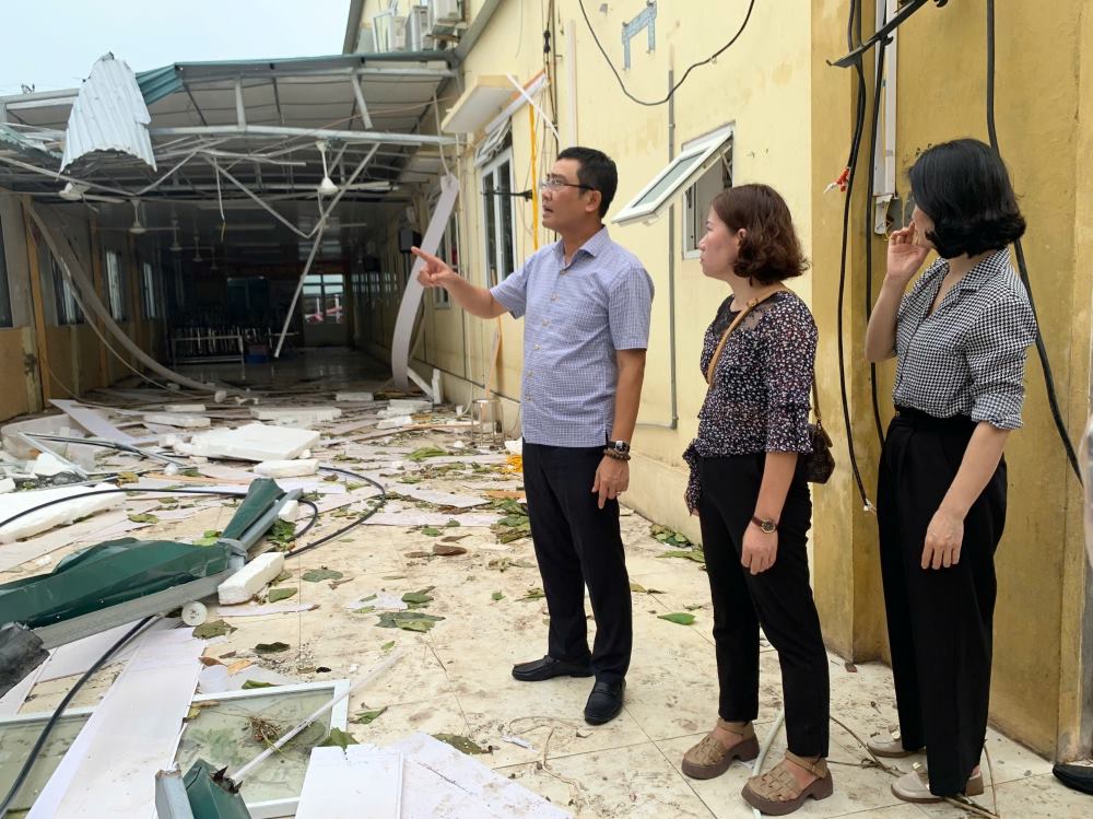 Sở Giáo dục Đào tạo Hải Phòng kiểm tra tình hình thiệt hại do bão số 3 ở các trường học. Ảnh: Minh Khuê