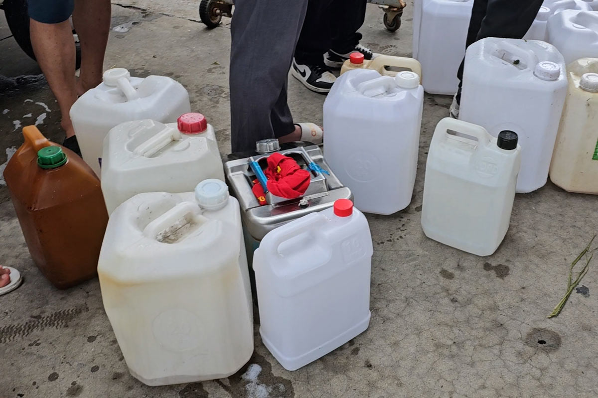 Những chiếc can người dân mang theo để mua xăng tại 1 cây xăng, TP Hạ Long, tỉnh Quảng Ninh. Ảnh: Đoàn Hưng