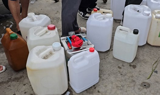 Những chiếc can người dân mang theo để mua xăng tại 1 cây xăng, TP Hạ Long, tỉnh Quảng Ninh. Ảnh: Đoàn Hưng