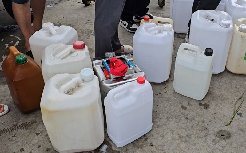 Những chiếc can người dân mang theo để mua xăng tại 1 cây xăng, TP Hạ Long, tỉnh Quảng Ninh. Ảnh: Đoàn Hưng