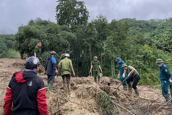 Lực lượng chức năng Lào Cai tìm kiếm những người mất tích còn lại. Ảnh: Người dân cung cấp