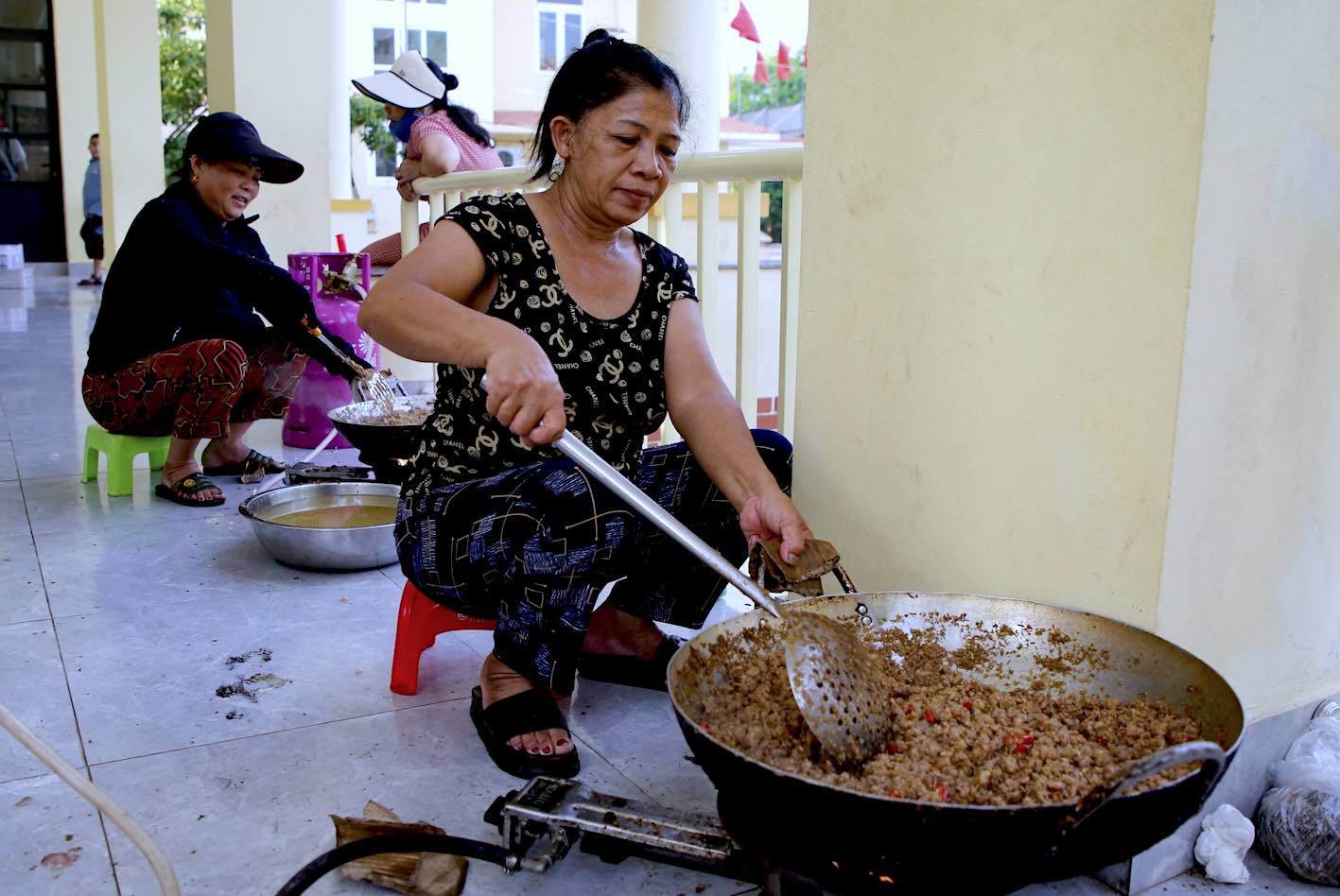 Mấy ngày qua, đọc tin tức thấy các tỉnh miền Bắc ảnh hưởng nặng nề từ bão lũ, chị Hương đã đã vận động sự chung tay của phường Phú Hải (TP Đồng Hới), chị em hội phụ nữ, mặt trận và trong các thôn để cùng thực hiện.