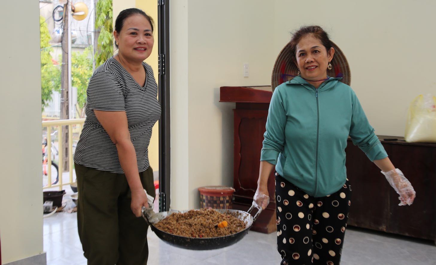 Ngay khi quyet tam lam va van dong moi nguoi tham gia, chi em da chia nhau nguoi mua thit, mua sa, nguoi mua ruoc roi tien hanh so che.