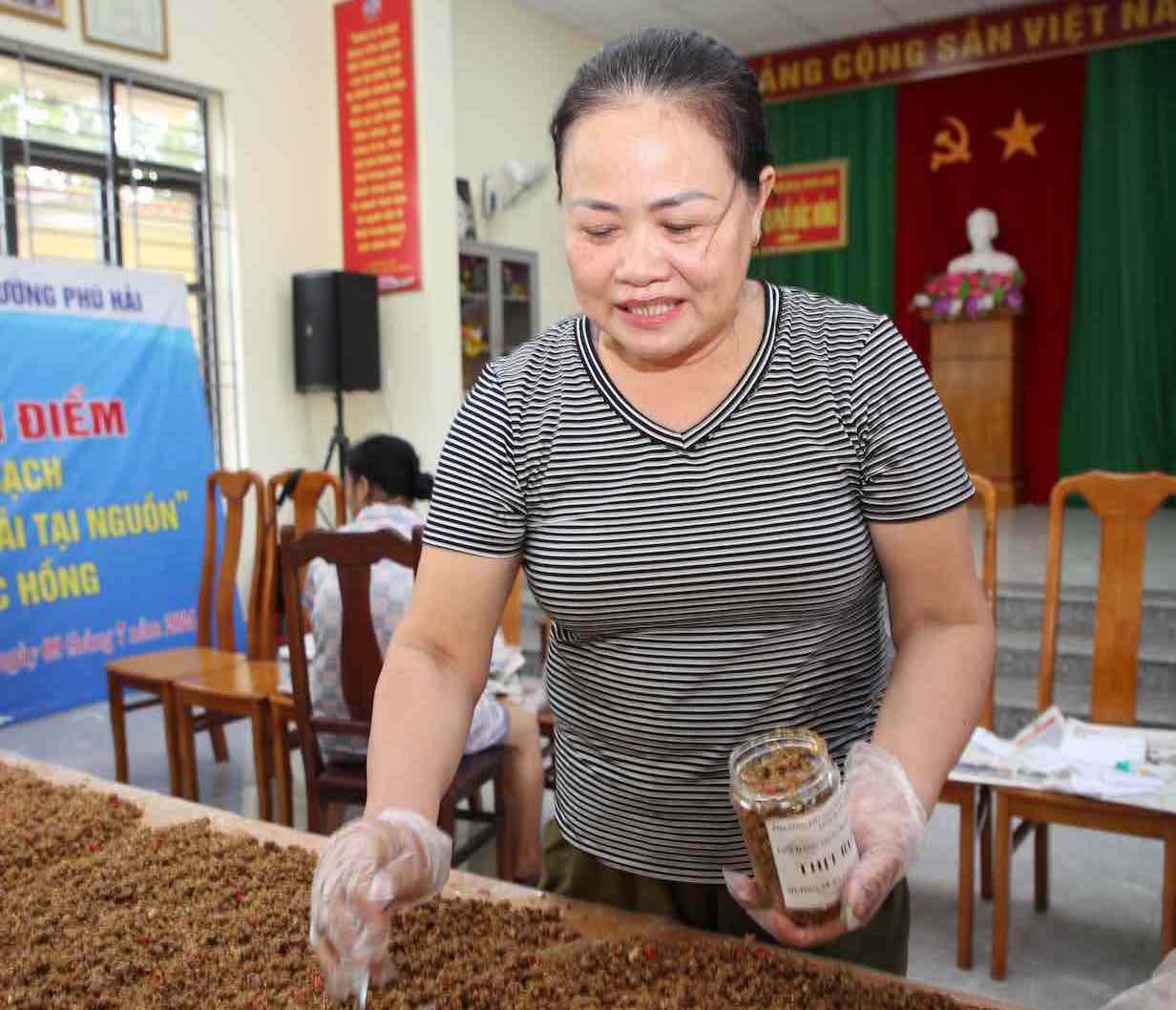 Chị Phan Thị Hương chia sẻ: “Mong rằng, những món quà này có thể góp phần san sẻ với người dân các địa phương phía Bắc, “một miếng khi đói bằng một gói khi no”, để mọi người có tinh thần tốt vượt qua khó khăn”. Ảnh: Công Sáng