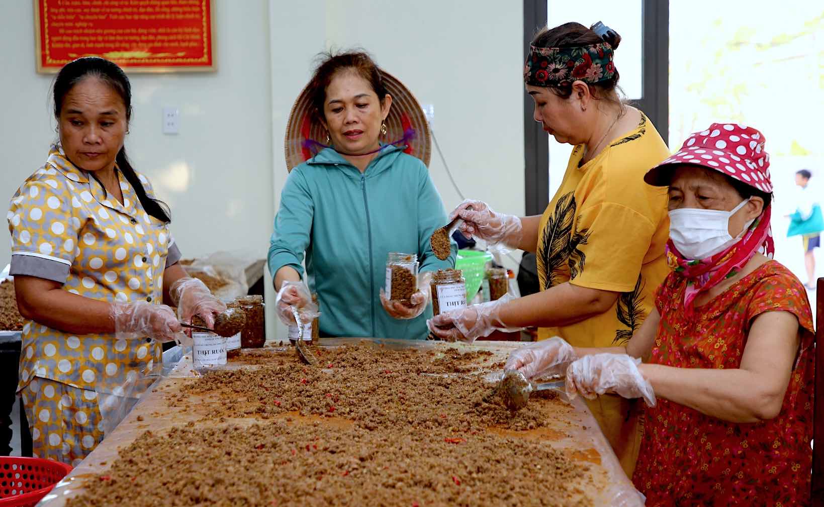 Tong cong, cac chi da su dung 2 ta thit, 1 ta sa, 30kg ruoc de lam ra 500 hu thanh pham voi so tien gan 30 trieu dong. Anh: Cong Sang