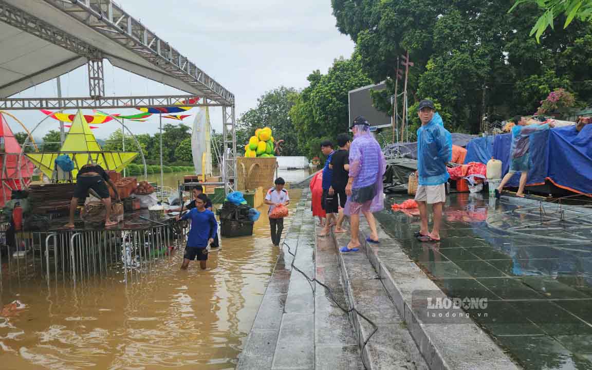 Don vi to chuc su kien dang cho nguoi van chuyen trang thiet bi, dao cu len khu vuc cao tranh nuoc.