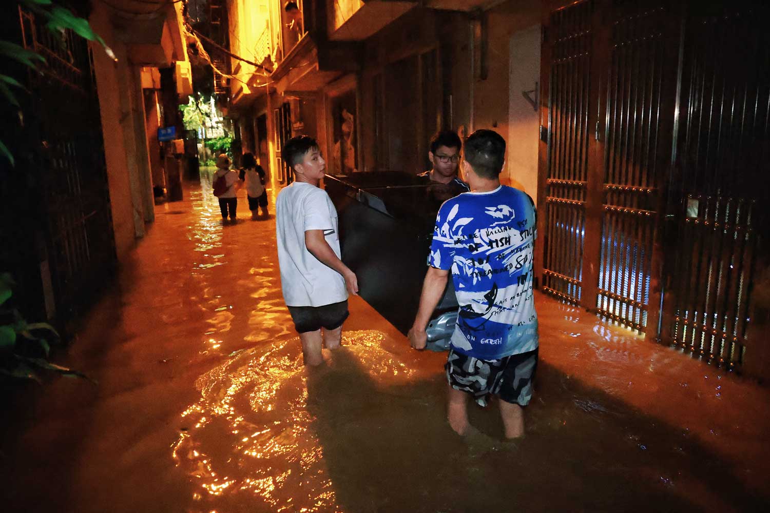 Nhiều đồ đạc giá trị như ti vi, tủ lạnh cũng được người dân di chuyển tới nơi cao ráo hơn.