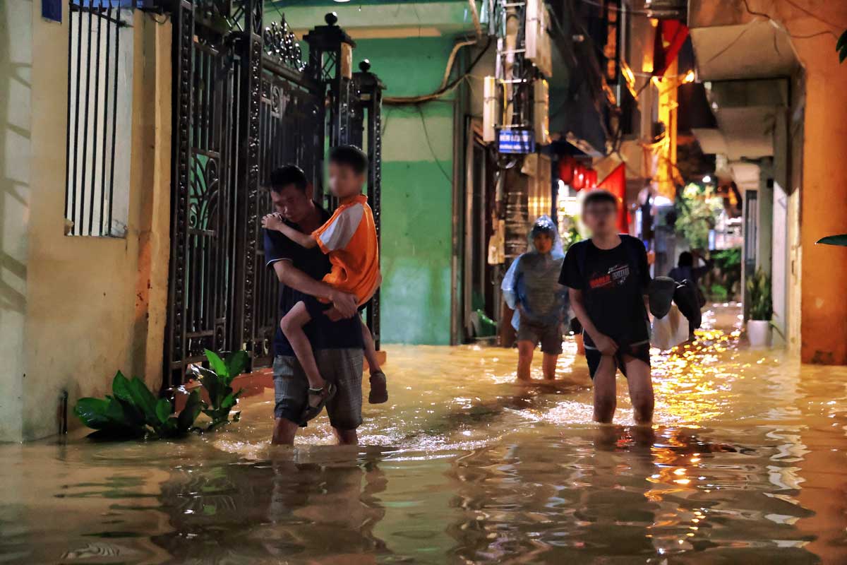 Không chỉ di chuyển đồ đạc, nhiều gia đình có trẻ nhỏ, người già cũng được chuyển đến nơi an toàn ngay trong đêm.