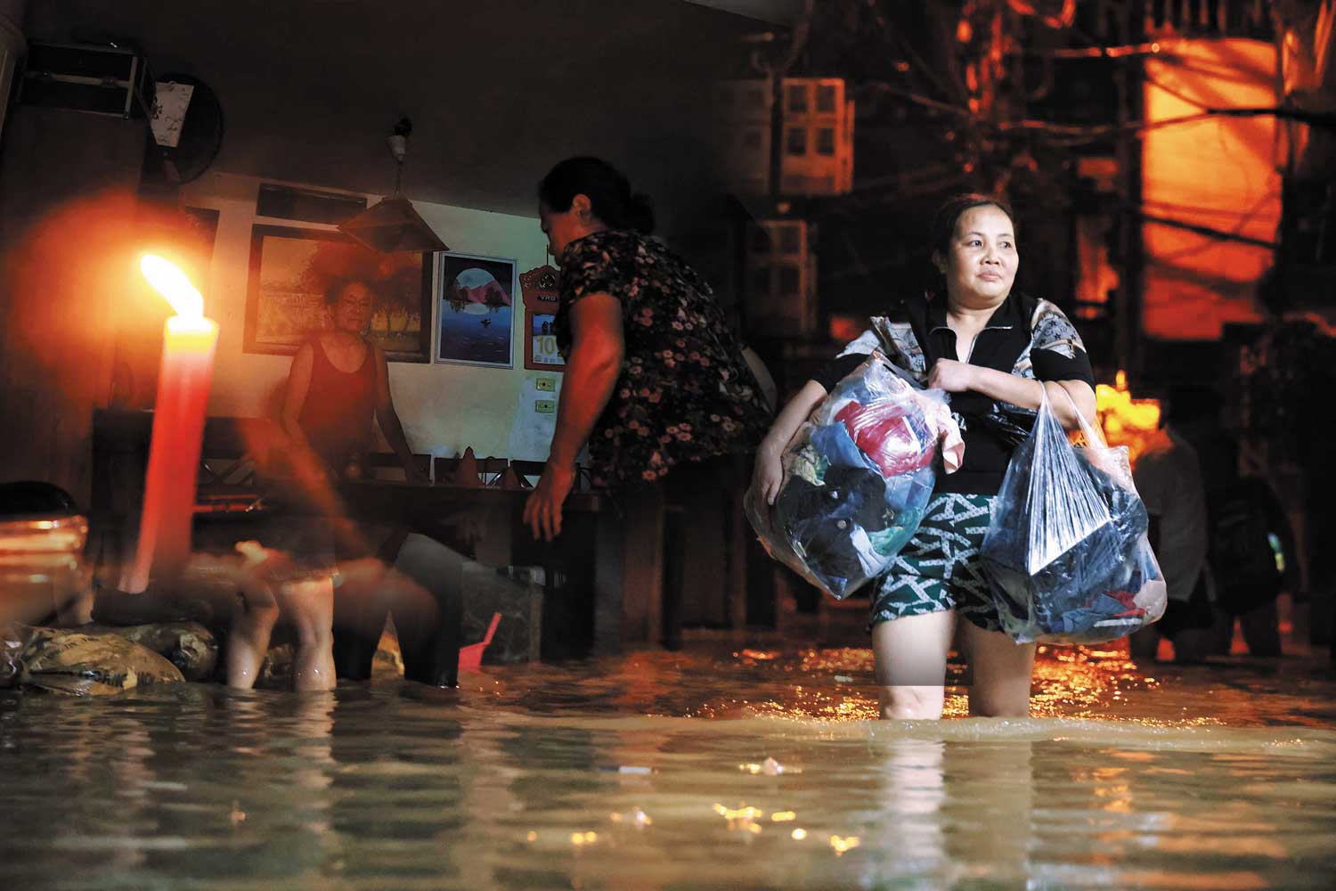 Người dân Hà Nội thắp nến dọn đồ chạy lũ trong đêm
