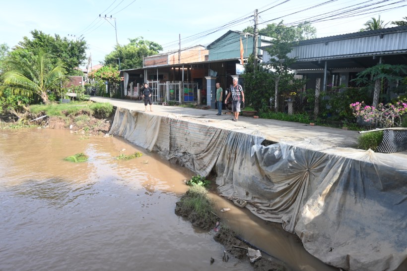 Người dân phấp phỏng sinh sống trong khu vực sạt lở ven sông ở Bến Tre. Ảnh: Thành Nhân
