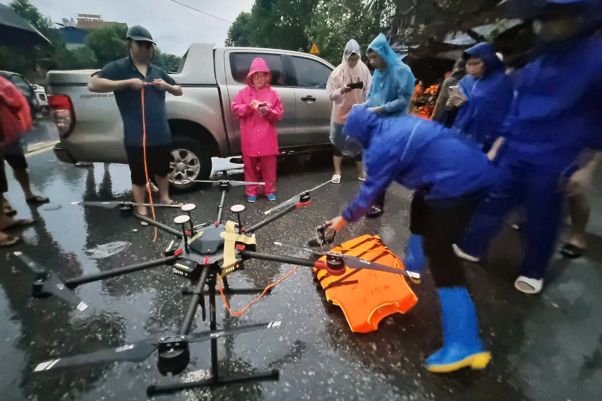 Nhà bị cô lập trong nước lũ, người dân nhờ đến "phi đội bay"