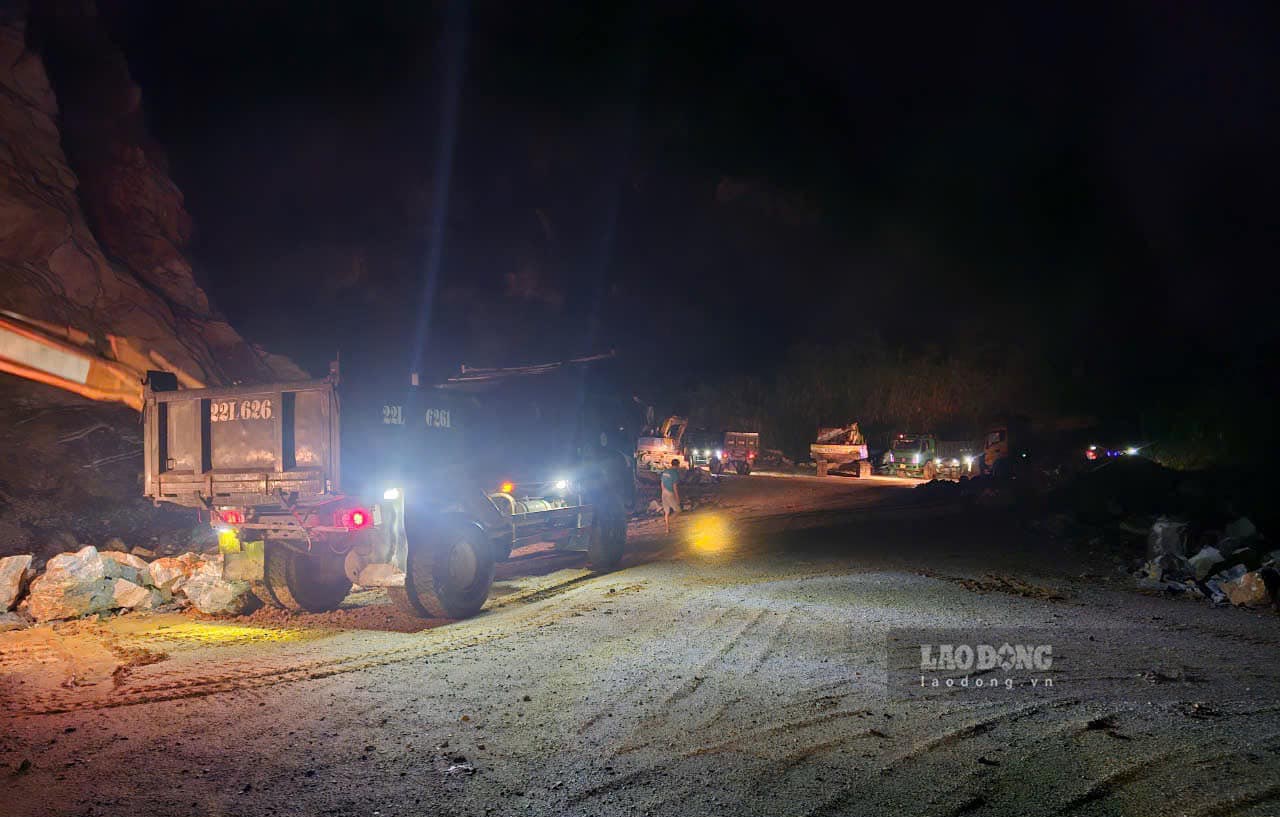 Xe tải, máy xúc được huy động ứng phó vỡ đê sông Lô tại Tuyên Quang.