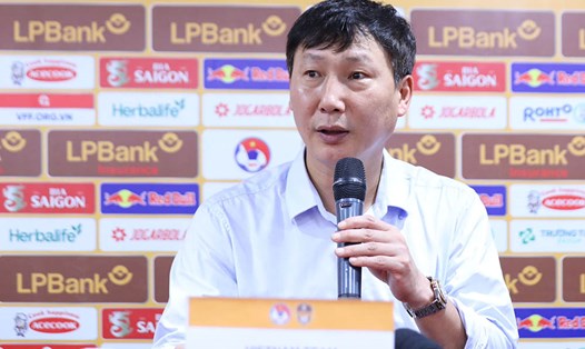 Huấn luyện viên Kim Sang-sik của tuyển Việt Nam. Ảnh: Minh Dân