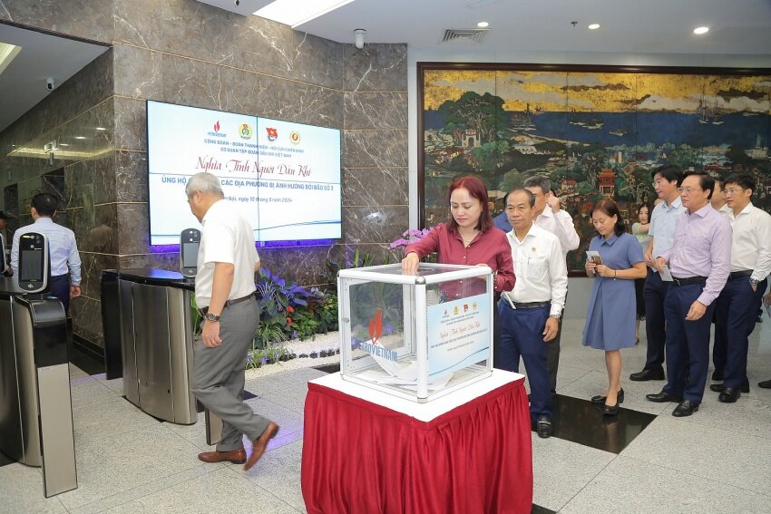 Cán bộ, công nhân viên chức lao động ngành Dầu khí đóng góp ủng hộ đồng bào chịu ảnh hưởng do cơn bão số 3. Ảnh: CĐDK