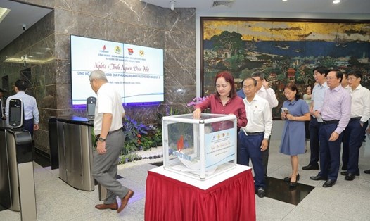 Cán bộ, công nhân viên chức lao động ngành Dầu khí đóng góp ủng hộ đồng bào chịu ảnh hưởng do cơn bão số 3. Ảnh: CĐDK