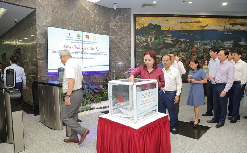 Cán bộ, công nhân viên chức lao động ngành Dầu khí đóng góp ủng hộ đồng bào chịu ảnh hưởng do cơn bão số 3. Ảnh: CĐDK