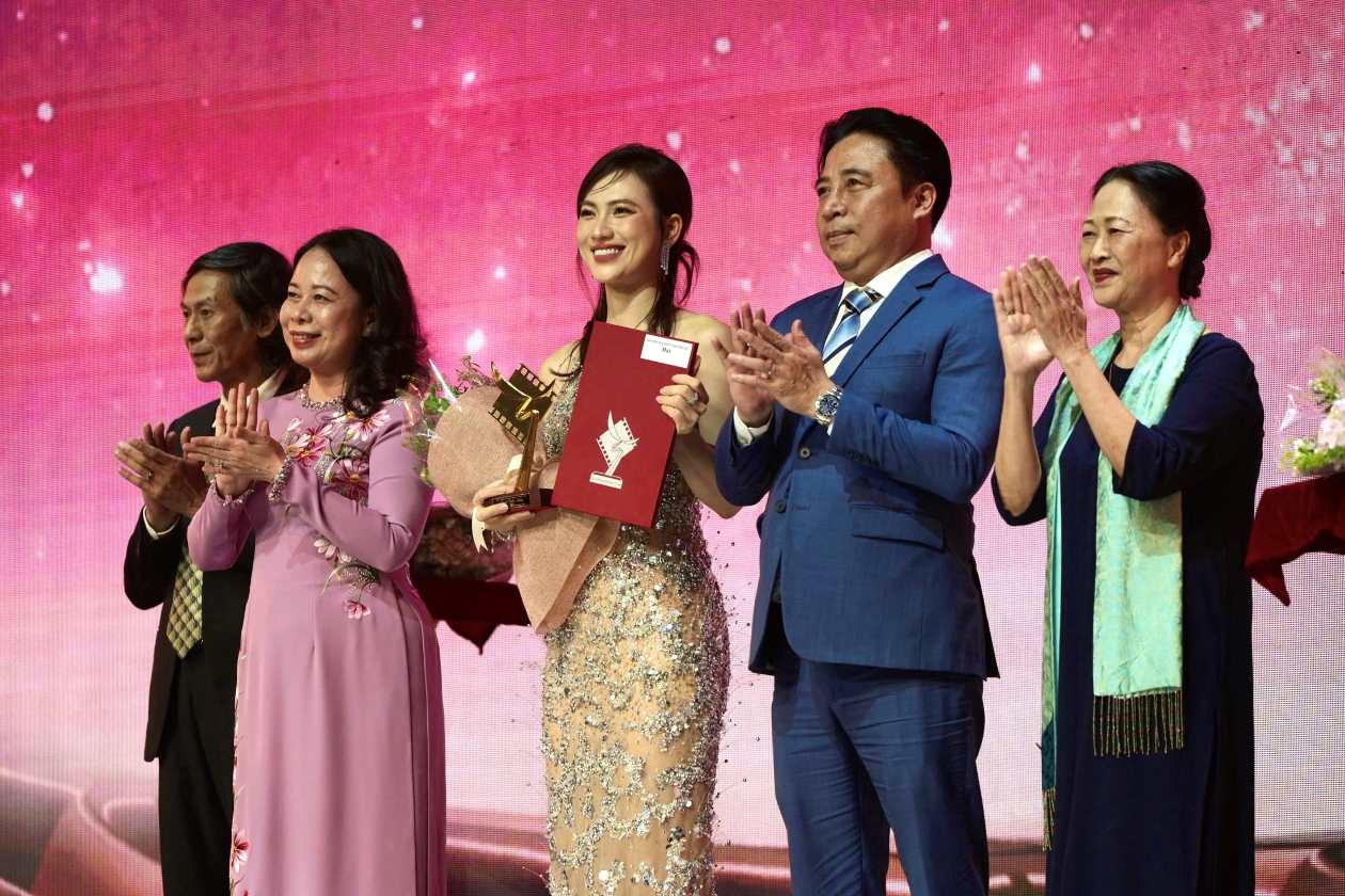  Lễ trao giải Cánh diều vàng 2024 gọi tên nữ diễn viên chính xuất sắc thuộc về Phương Anh Đào. Ảnh: Hồng Linh