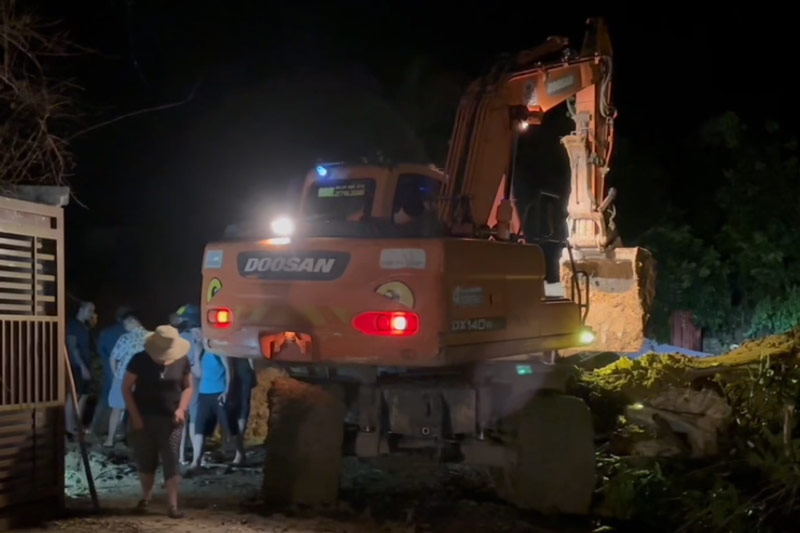 Lực lượng chức năng xã Yên Sơn (Bảo Yên, Lào Cai) đang tìm kiếm các nạn nhân mất tích. Ảnh: Người dân cung cấp