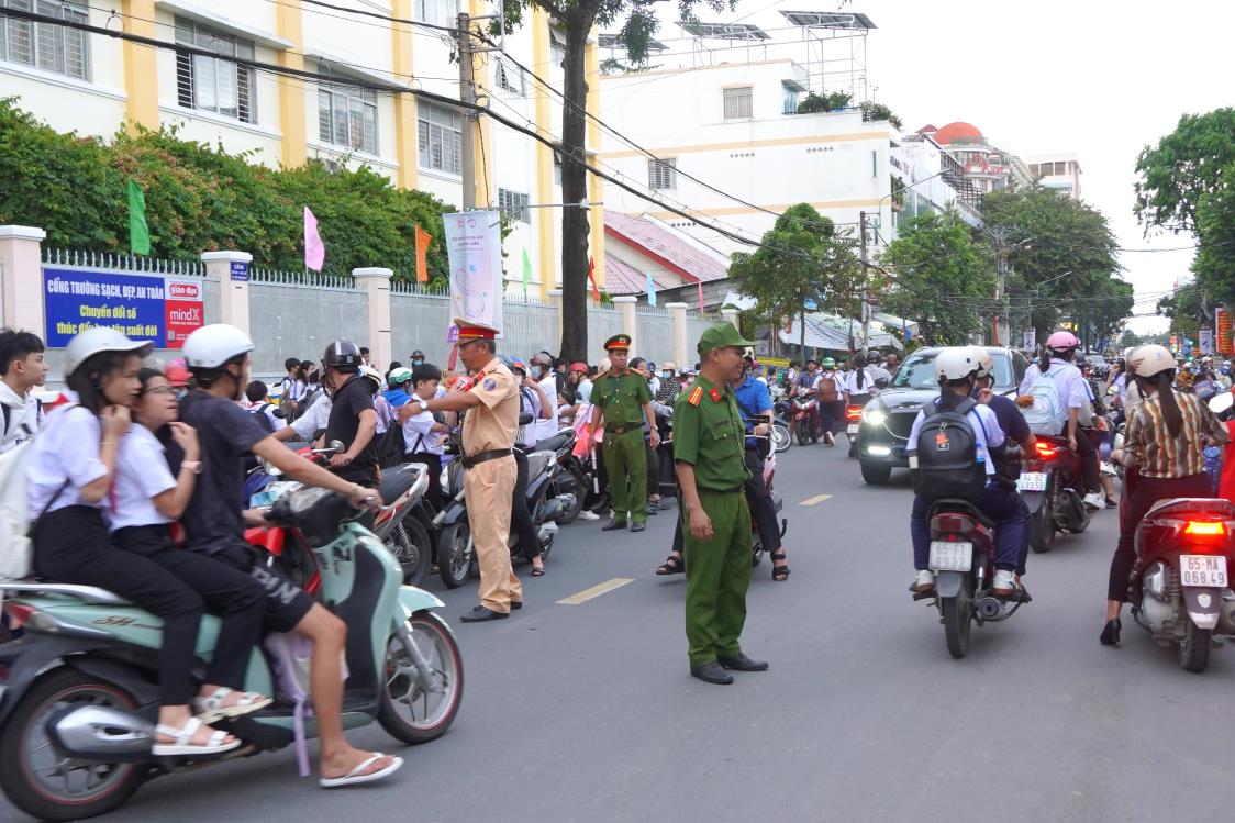 Theo ghi nhan, trong ban kinh hon 1km tai cac tuyen duong thuoc phuong An Cu, quan Ninh Kieu, co nhieu truong hoc nhu: Truong Tieu hoc Ngo Quyen; Truong THCS Doan Thi Diem; Truong THPT Chau Van Liem… cung nhieu truong khac.