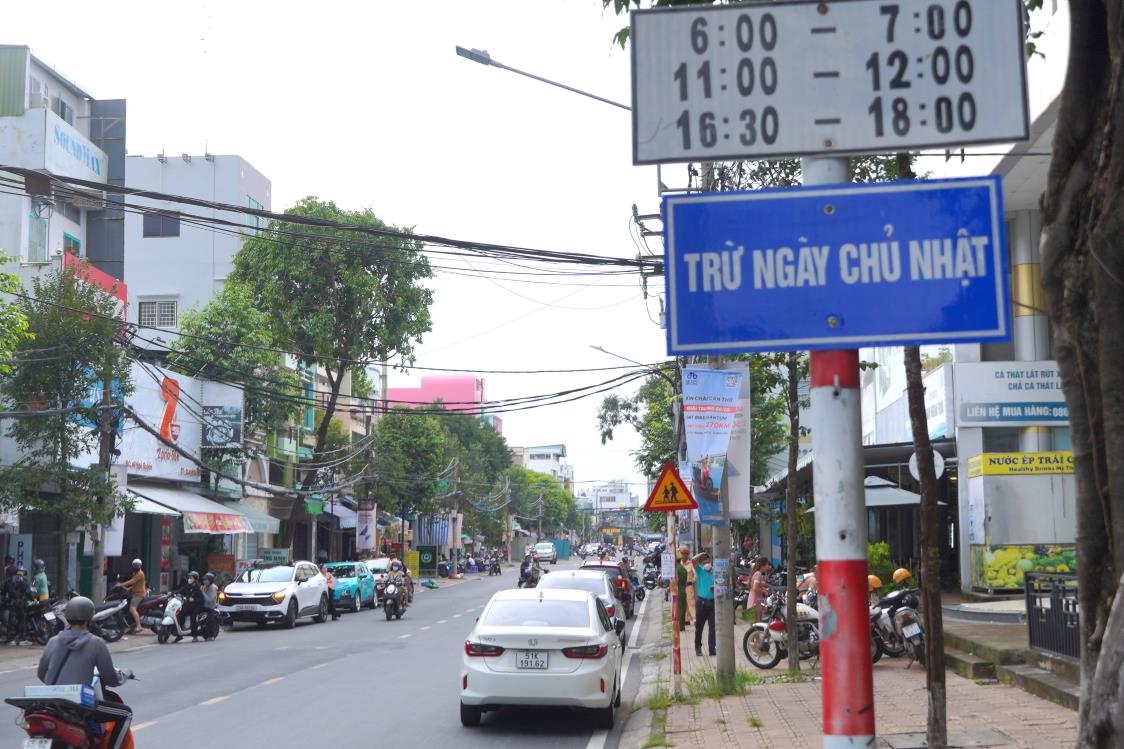 Tại đây, những biển cấm ô tô đỗ, dừng đều được đặt tại các điểm trước cổng trường; biển cấm ô tô chạy vào các khung giờ cao điểm đều đặt trước mỗi tuyến đường; đặc biệt các đoạn đường này đều có gắn camera an ninh xử phạt xe ô tô vào đường cấm… 