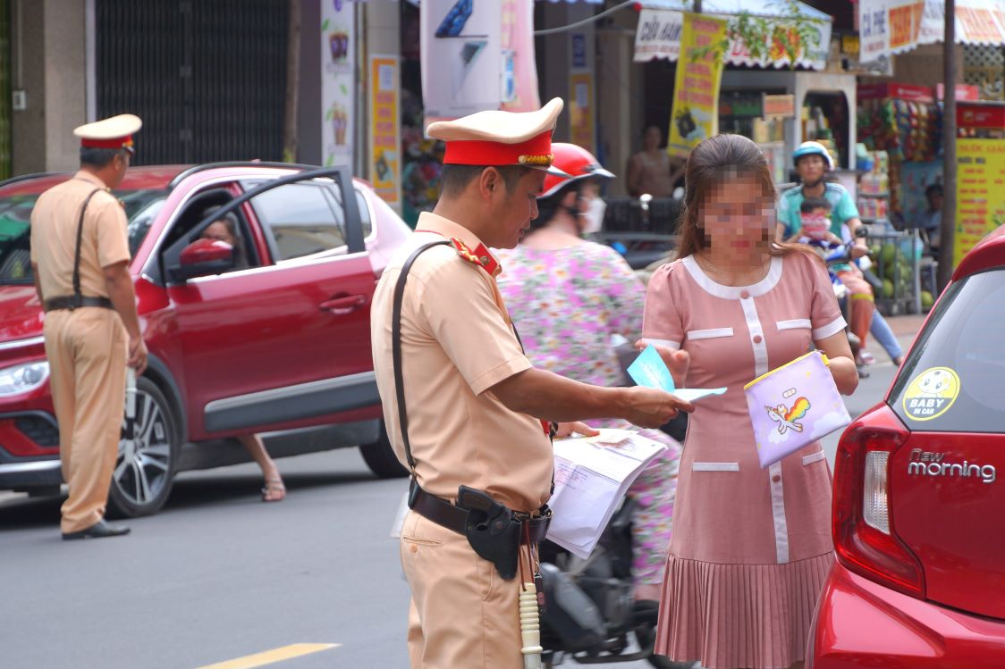 Mặc dù biển cấm dày đặc nhưng nhiều người điều khiển phương tiện ô tô vẫn phớt lờ các biển cấm và vô tư vi phạm.