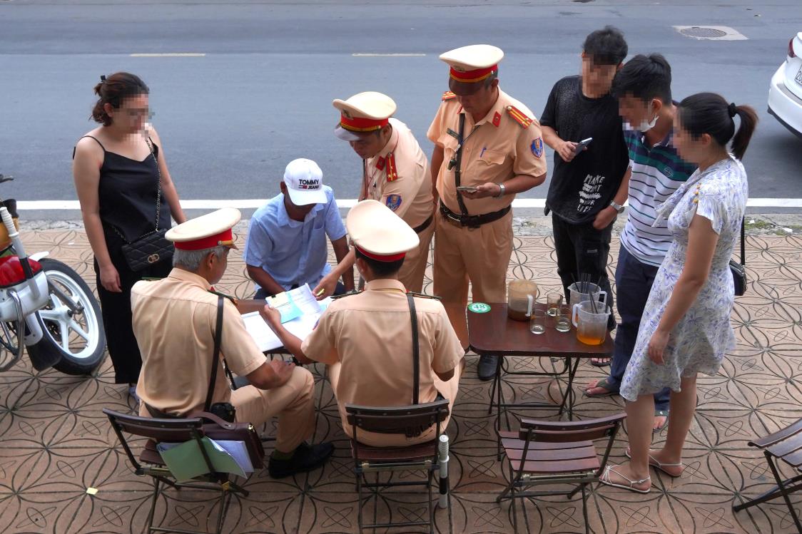 Da so ho deu la nhung phu huynh dang chay vao cac tuyen duong nay de dua don con tai truong hoc. Khi bi luc luong CSGT xu phat, nhieu nguoi tra loi rang do khong biet day la duong cam nen moi di vao; trong khi nhung bien cam nay da duoc dat va ap dung nhieu nam nay.