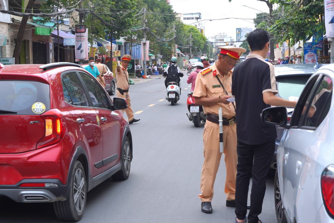 Những ngày vừa qua, lực lượng CSGT quận Ninh Kiều đã liên tục ra quân xử lý các trường hợp vi phạm giao thông, nhất là đối với những xe ô tô đi vào đường có khung giờ cấm, đậu dưới biển cấm tại khu vực gần trường học. 