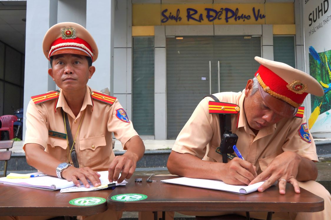 Tuy nhien, sau nhieu ngay ra quan, tinh trang vi pham cua cac tai xe lai o to van dien bien phuc tap, chua co dau hieu thuyen giam. Do do, luc luong chuc nang se tiep tuc tang cuong kiem tra, xu ly cac truong hop vi pham trong thoi gian toi.