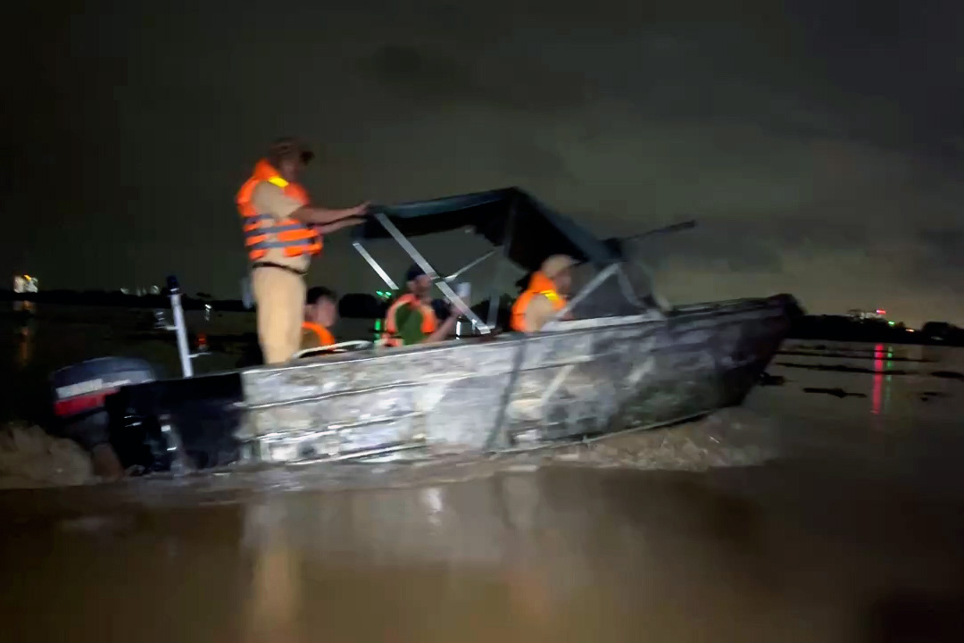 "Hết lũ anh về, cả nhà yên tâm nhé"