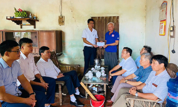 Công đoàn cơ sở xã Sơn Vi thăm hỏi động viên gia đình chị Nguyễn Thị Yến - người mất tích trong vụ sập cầu Phong Châu. Ảnh: Mai Lan 