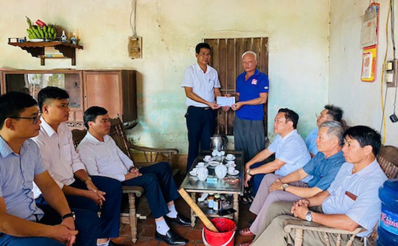 Công đoàn cơ sở xã Sơn Vi thăm hỏi động viên gia đình chị Nguyễn Thị Yến - người mất tích trong vụ sập cầu Phong Châu. Ảnh: Mai Lan