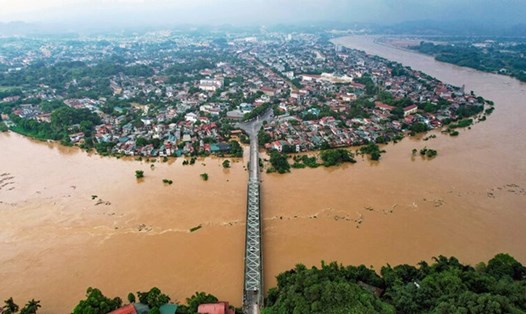 Lũ sông Thao dâng cao, vượt mốc lịch sử năm 1968. Ảnh: T.Bùi