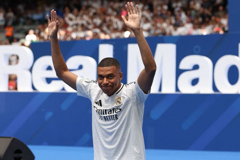 Kylian Mbappe được chào đón nồng nhiệt trước 80.000 khán giả tại Bernabeu. Ảnh: AFP