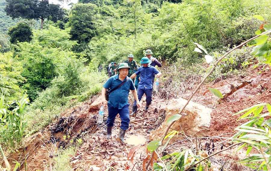 Ông Lỳ Bá Thái, Phó Bí thư Huyện ủy Kỳ Sơn dẫn đầu đoàn công tác tiếp cận bản Cha Nga đang bị cô lập. Ảnh: Đào Thọ
