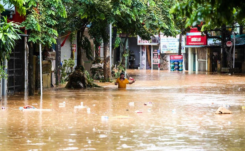 Nhiều tuyến đường ở TP Yên Bái tê liệt do ngập lụt. Ảnh: Trần Bùi