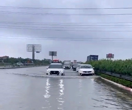 Cao tốc Pháp Vân - Cầu Giẽ ngập nước. Ảnh: Nam Khánh