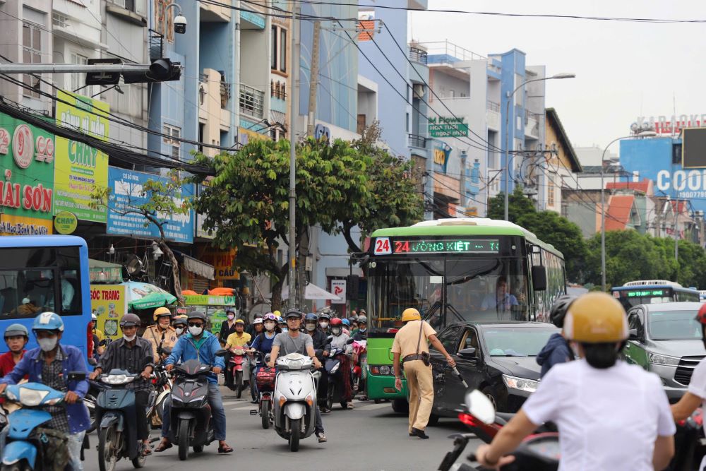 Hang nghin phuong tien phai xep hang dai tren cau Cho Cau roi lan sang tuyen duong To Ky, Nguyen Van Qua thuoc quan 12 khien giao thong hon loan. Luc luong CSGT duoc tang cuong de phan luong dieu tiet giao thong tai giao lo nhung khong xue. Den hon 8h, giao thong qua khu vuc van dang trong tinh trang un tac keo dai. Anh: Minh Tam