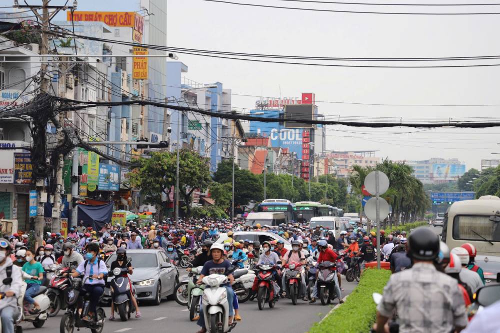 Vụ tai nạn khiến tuyến đường từ Tô Ký hướng về Quang Trung (quận Gò Vấp) kẹt cứng vào giờ cao điểm. Ảnh: Minh Tâm