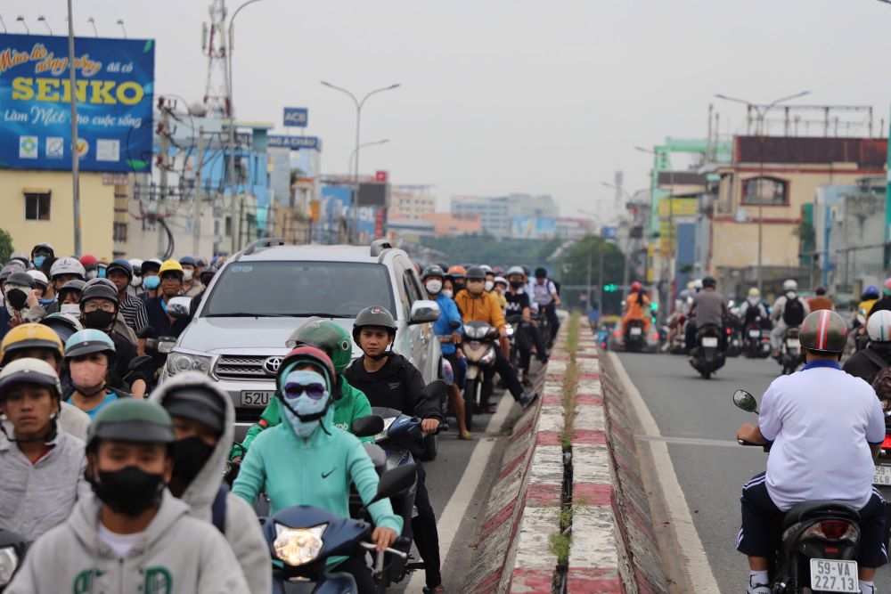 Nhiều phương tiện phải leo lên lề để di chuyển. Ảnh: Minh Tâm