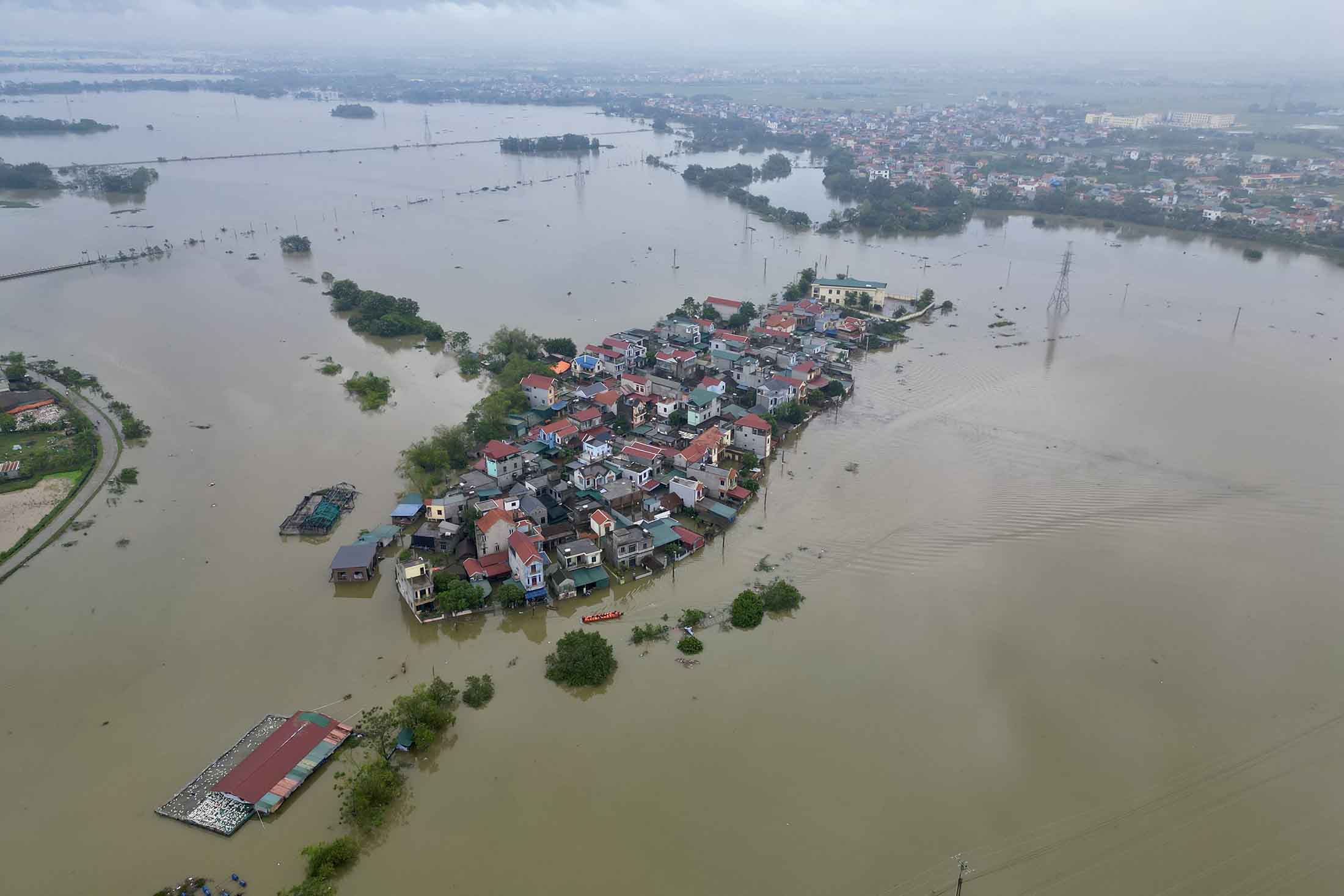 Sau bão sô 3 Yagi, nhiều khu vực tại huyện Quốc Oai (Hà Nội) ngập sâu trong nước do lũ dâng cao trên sông Tích. Nhìn từ trên cao, xóm Bến Vôi (xã Cấn Hữu) như hình một con cá giữa biển nước.